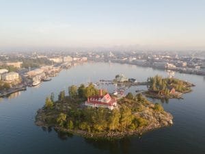 Odotus kuvataan Turun saaristomaisemissa.